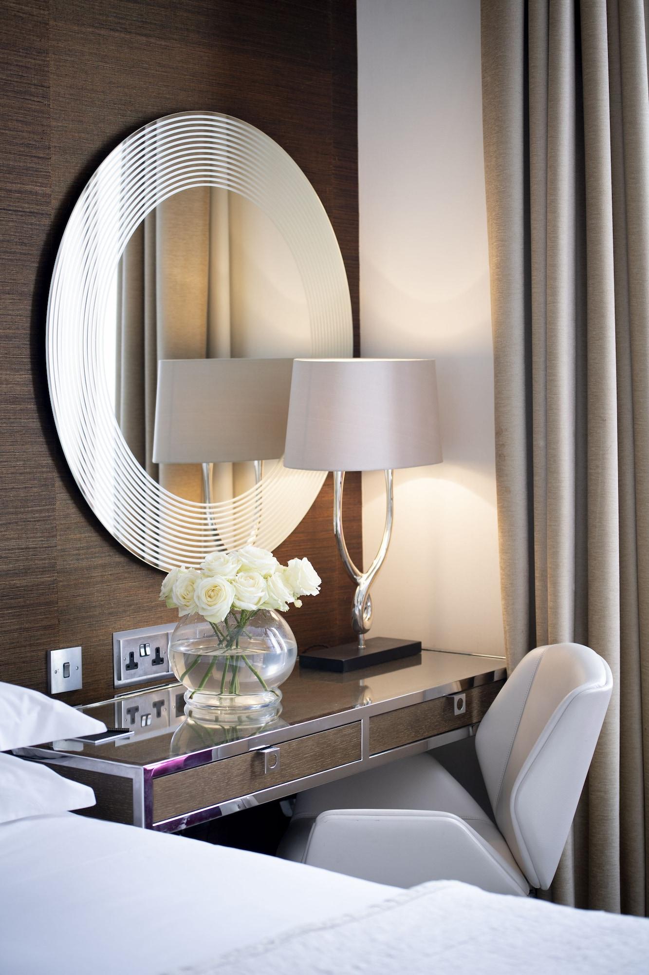ザ メリルボーン ホテル ロンドン エクステリア 写真 A table lamp